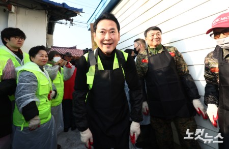 따뜻한 겨울나기 연탄 봉사 나선 장동혁 대표