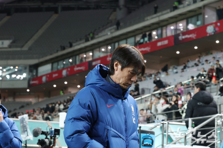 11월 18일 서울 상암동 서울월드컵경기장에서 열린 축구 국가대표팀 친선경기 대한민국과 가나의 경기 전 경기장으로 들어서는 홍명보 감독 뒤로 빈 관중석이 보이고 있다. 류영주 기자