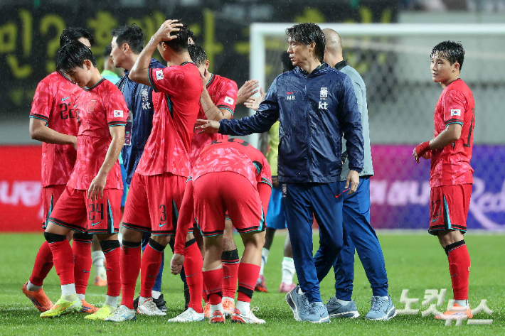 11월 10일 서울월드컵경기장에서 열린 축구 국가대표팀 친선경기 대한민국과 브라질의 경기에서 홍명보 감독이 5대 0으로 패배한 선수들을 격려하고 있다. 박종민 기자