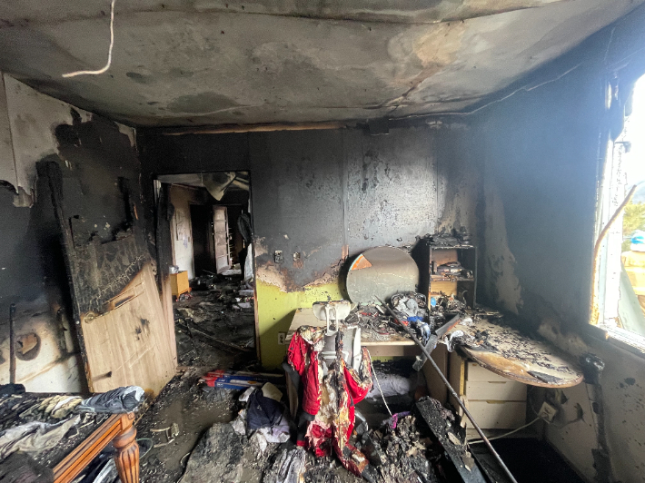 지난 15일 전북 무주군 설천면의 한 주택 화재 현장. 화목보일러 연통이 과열된 것이 화재의 원인으로 지목됐다. 전북소방본부 제공