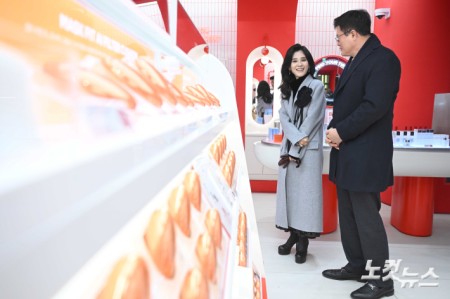 (오른쪽)김대현 문화체육관광부 2차관과 이부진 한국방문의해위원회 위원장 겸 호텔신라 대표이사가 2026 코리아그랜드세일 개막일인 17일 오전 서울 중구 티르티르 매장을 찾아 미소를 머금며 대화 하고 있다.