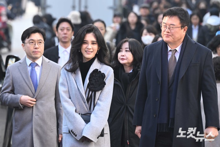 (오른쪽 첫 번째)김대현 문화체육관광부 2차관과 (가운데)이부진 한국방문의해위원회 위원장 겸 호텔신라 대표이사가 2026 코리아그랜드세일 개막일인 17일 오전 서울 중구 티르티르 매장을 방문하기 위해 이동하고 있다.