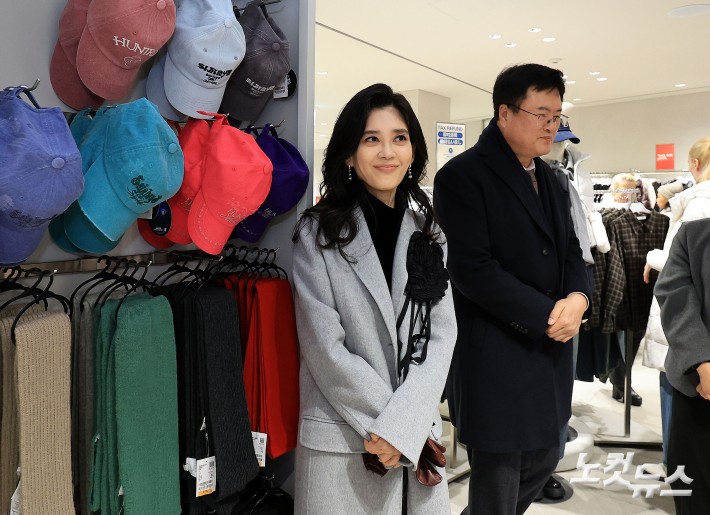 매장 둘러보는 이부진 사장과 김대현 문체부 2차관