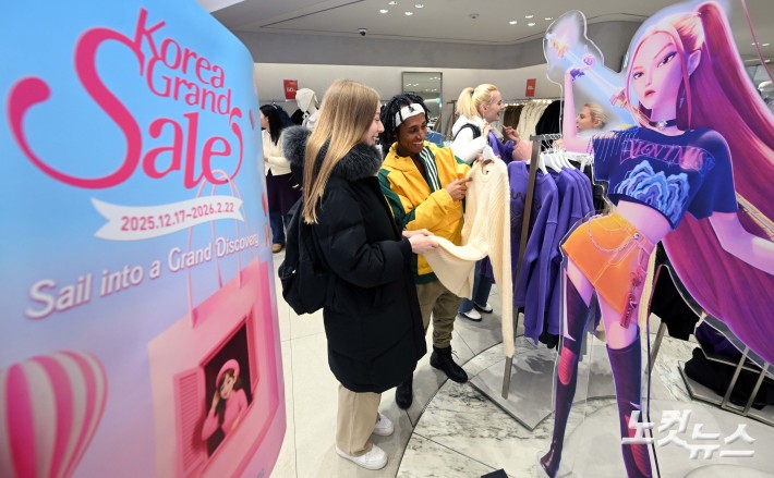 문화체육관광부와 한국방문의해위원회가 외국인의 방한 관광과 소비를 촉진하기 위한 쇼핑관광축제 