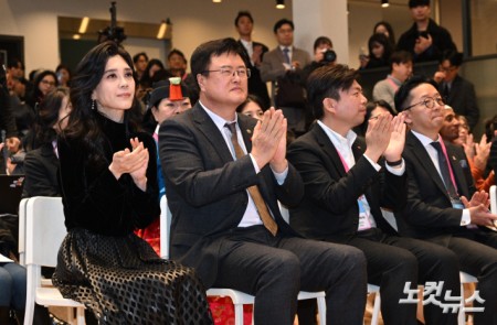 이부진(왼쪽부터) 한국방문의해위원장과 김대현 문화체육관광부 2차관이 17일 서울 명동 커뮤니티하우스 마실에서 열린 