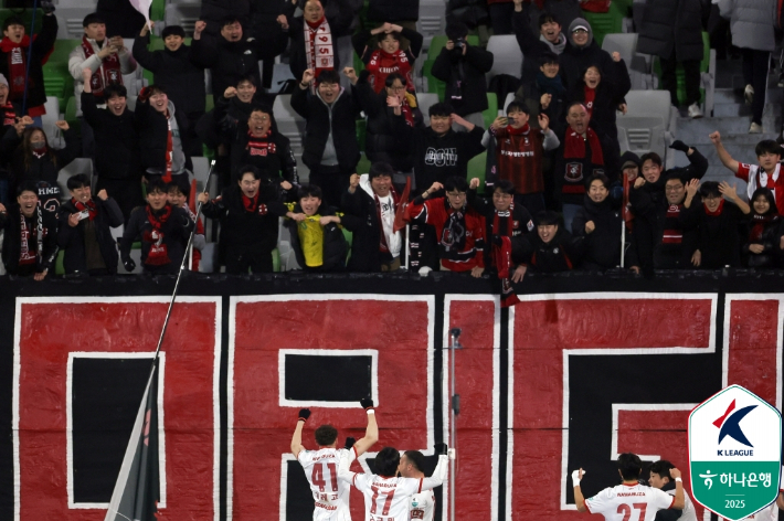 부천FC와 팬들. 한국프로축구연맹 제공
