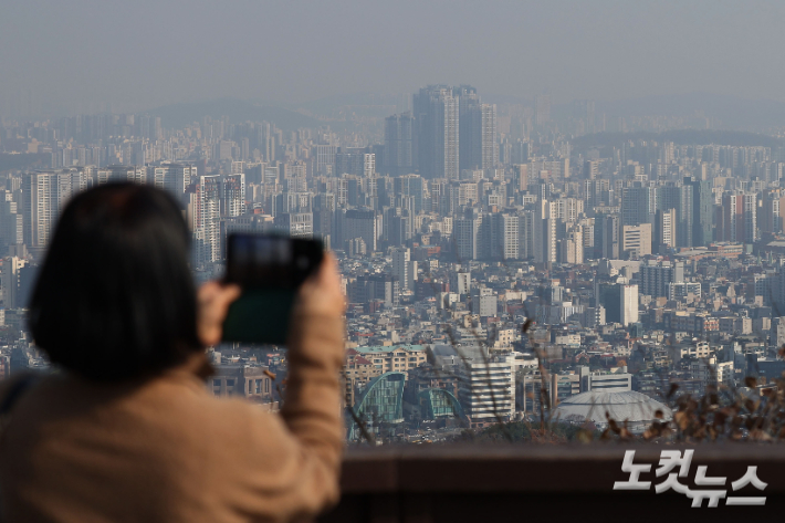 서울 중구 남산에서 바라본 아파트 단지의 모습. 류영주 기자