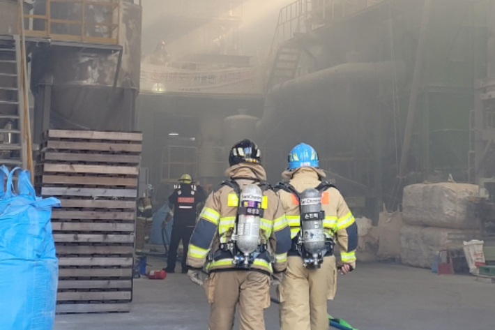 17일 오전 11시 44분쯤 울산시 울주군 온산읍의 한 화학물질 제조공장에서 불이 났다. 울산소방본부 제공
