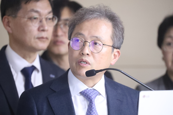 강릉 물부족 예산 확보 보고 대회에서 예산안 확보 과정을 설명하는 더불어민주당 송기헌 국회의원. 연합뉴스