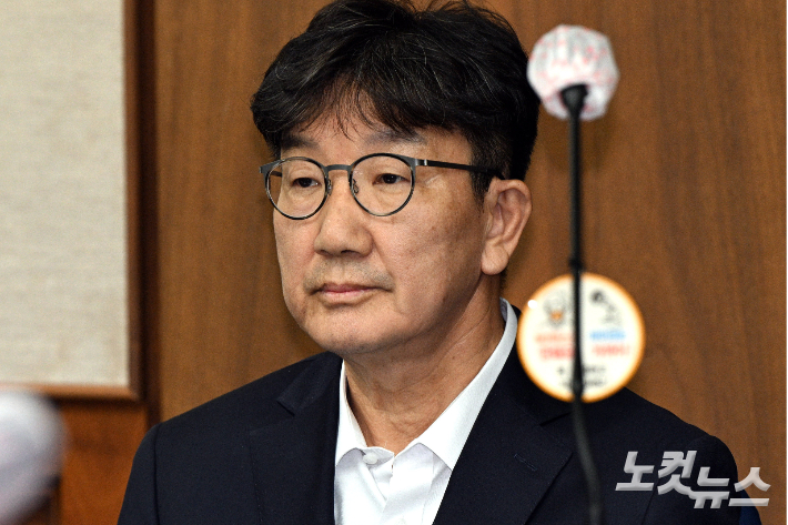 통일교 측에서 불법 정치자금을 수수한 혐의를 받는 권성동 국민의힘 의원이 지난달 3일 서울 서초구 서울중앙지방법원에서 열린 첫 공판기일에 출석해 피고인석에 앉아 있다. 류영주 기자