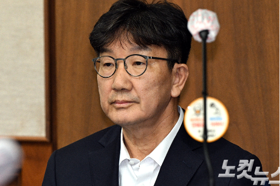 통일교 측에서 불법 정치자금을 수수한 혐의를 받는 권성동 국민의힘 의원이 지난달 3일 서울 서초구 서울중앙지방법원에서 열린 첫 공판기일에 출석해 피고인석에 앉아 있다. 류영주 기자