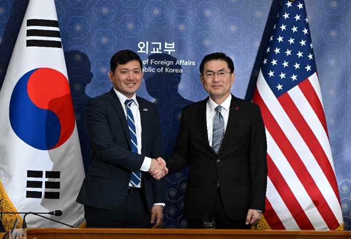 정연두 외교전략정보본부장(오른쪽)과 케빈 김 주한미국대사대리가 16일 서울 종로구 외교부 청사에서 열린 한미 정상회담 조인트 팩트시트 후속 협의에서 포즈를 취하고 있다. 연합뉴스