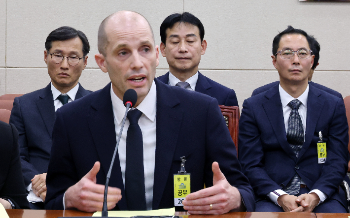 17일 국회 과학기술정보방송통신위원회에서 열린 쿠팡 침해사고 관련 청문회에 증인으로 출석한 해롤드 로저스 쿠팡 대표이사가 의원들 질의에 답변하고 있다. 왼쪽부터 조용우 쿠팡 국회·정부 담당 부사장, 로저스 대표. 민병기 쿠팡 대외협력 총괄 부사장, 김명규 쿠팡이츠서비스 대표. 연합뉴스