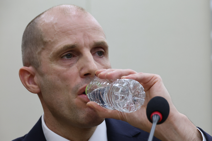 17일 서울 여의도 국회 과학기술정보방송통신위원회에서 열린 쿠팡 침해사고 관련 청문회에 출석한 해롤드 로저스 쿠팡 대표이사가 물을 마시고 있다. 연합뉴스