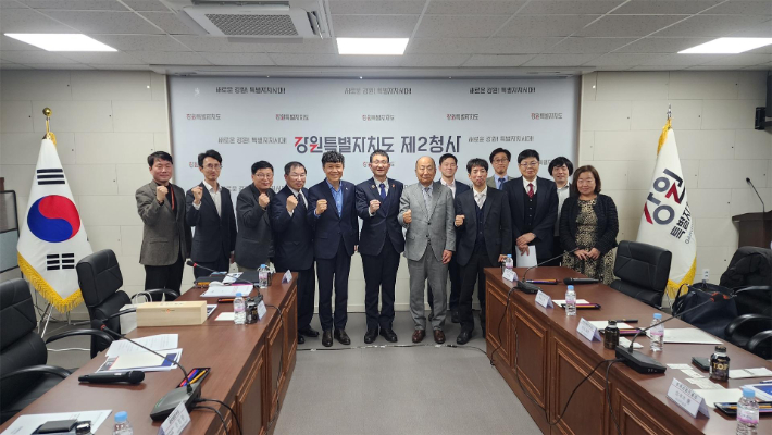 강원특별자치도 글로벌본부(본부장 손창환)는 16일 도 글로벌본부 1층 대회의실에서 일본 돗토리현 수소 공급망 워킹그룹 방문단과 면담을 갖고 양 지역 수소산업 정책을 공유하며 협력 방안을 논의했다. 강원도 제공 