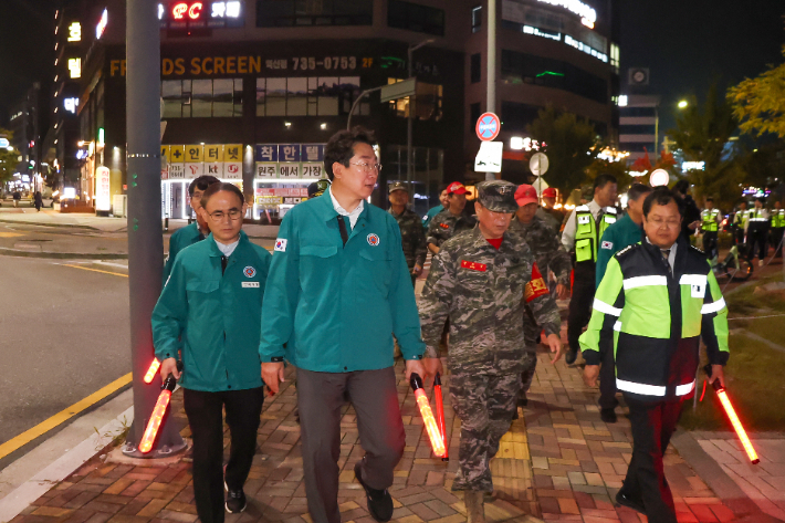 원강수 원주시장과 원주 자율방범 합동순찰대가 합동순찰을 진행하는 모습. 원주시 제공 