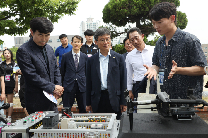천창수 울산시교육감이 울산공업고등학교에서 열린 2025 직업교육 체험 한마당에서 교사의 설명을 듣고 있다. 울산광역시교육청 제공