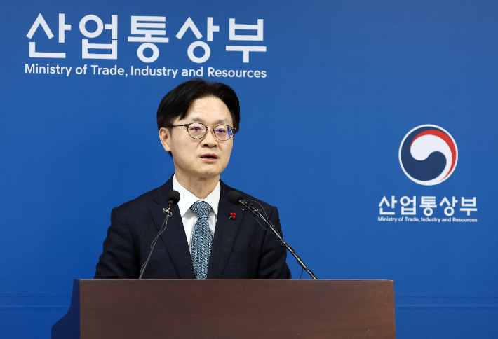 김정관 산업통상부 장관이 17일 정부세종청사 산업통상부 기자실에서 2026년 주요 정책 추진계획에 관해 설명하고 있다. 연합뉴스