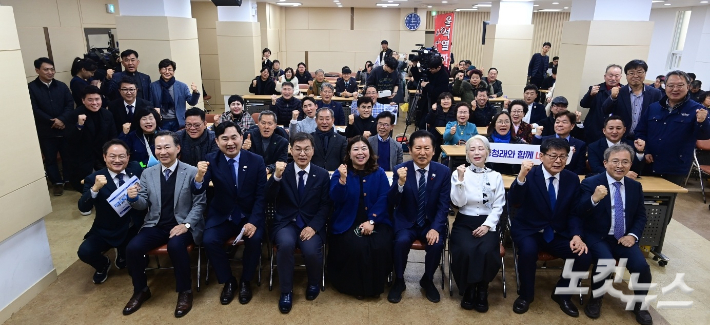 정청래 대표를 비롯한 민주당 지도부와 '영동지역 가뭄·물부족 사태 해결 특별위원회' 위원장을 맡은 송기헌 의원 등은 17일 오후 강릉 중부새마을금고 본점 3층 회의실에서 '강릉 물부족 예산 확보 보고회'를 개최했다. 전영래 기자