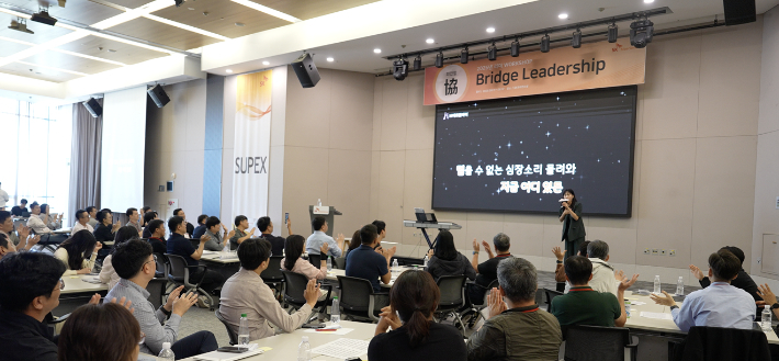 대기업 팀빌딩 강의에서 뮤지컬테라피를 선보이고 있다. 엠아트플라이 제공