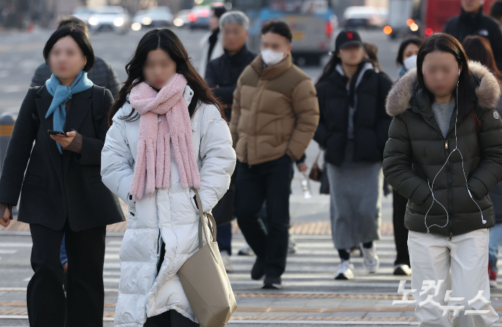 아침 기온이 하루 새 10도 이상 떨어지며 한파주의보가 내려진 12일 오전 서울 종로구 광화문네거리에 두꺼운 옷을 입은 시민들이 발걸음을 재촉하고 있다. 류영주 기자