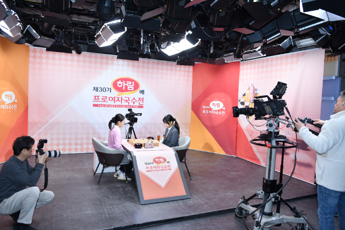 김은지 9단(바둑판에서 왼쪽) vs 최정 9단. 한국기원 제공