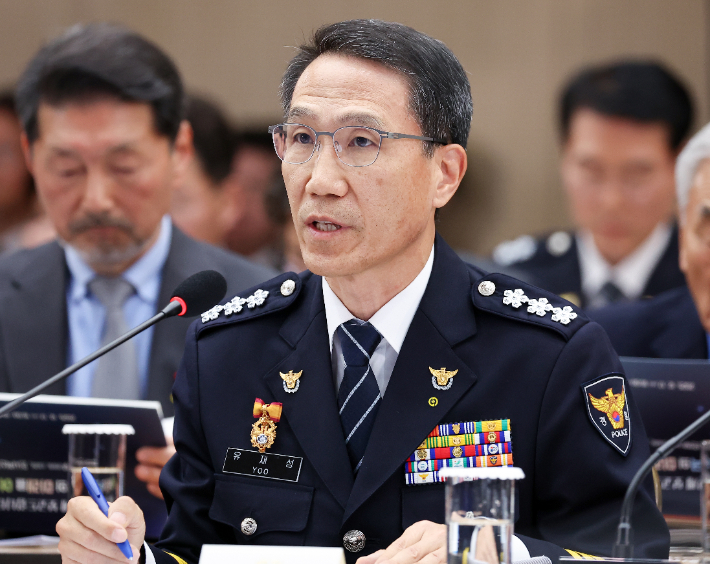 유재성 경찰청장 직무대행이 17일 정부세종컨벤션센터에서 이재명 대통령에게 업무보고를 하고 있다. 연합뉴스