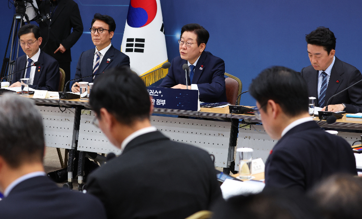 논란 커진 생중계 업무보고…"소통효과 더 크다"[영상]