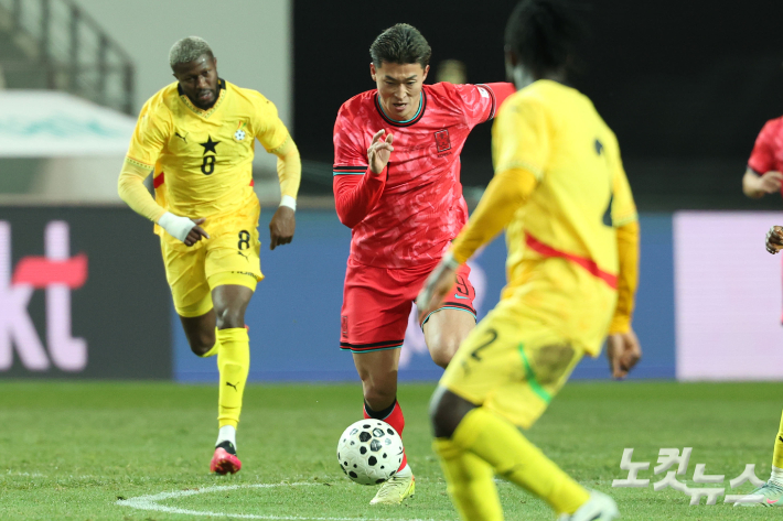 조규성이 11월 18일 서울 상암동 서울월드컵경기장에서 열린 축구 국가대표팀 친선경기 대한민국과 가나의 경기에서 돌파를 시도하고 있다. 류영주 기자