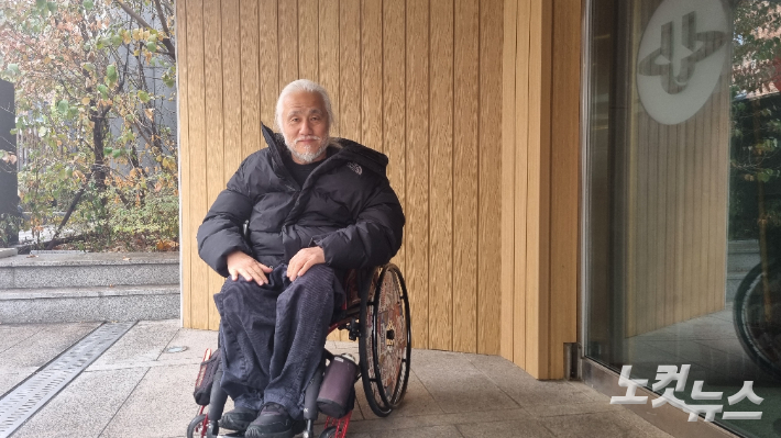 11일 오전 서울 종로구 장애인차별철폐연대 앞에서 전장연 박경석 대표가 취재진과 인터뷰를 하고 있다. 김지은 기자