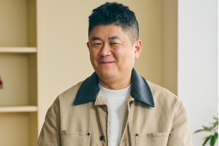 조웅 감독은 차기작과 관련해 "최근 두 작품이 조금 밝은 드라마였다보니 딥한 얘기를 해보고 싶기도 하다"면서도, "딥한 얘기를 찍다보면 현장에서 그 분위기를 맞춰야 해서 현장이 조금 힘들더라. 밝은 드라마와 딥한 드라마 사이 어딘가에 작품을 하고 싶더라"고 말했다. 쿠팡플레이 제공