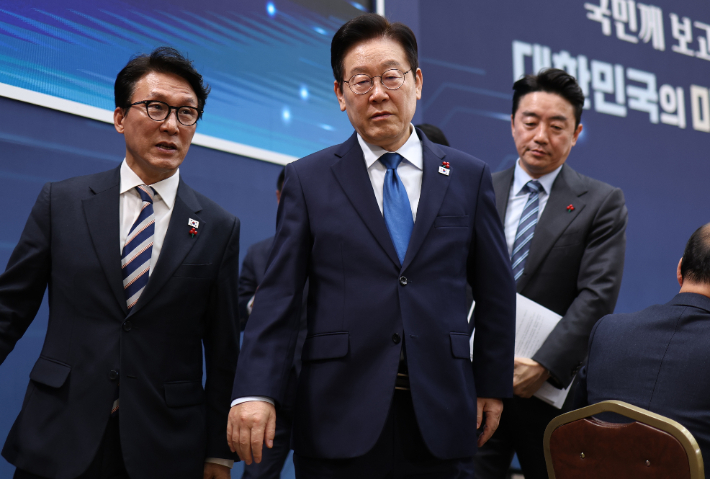 이재명 대통령이 17일 정부세종컨벤션센터에서 행정안전부(경찰청, 소방청)·인사혁신처 업무보고를 마친 후 이동하고 있다. 연합뉴스