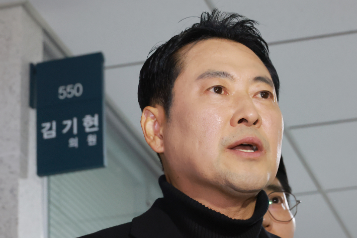 국민의힘 장동혁 대표가 17일 김건희특검팀이 압수수색에 나선 국회의원회관 내 김기현 의원 사무실 방문을 마치고 입장을 밝히고 있다. 연합뉴스