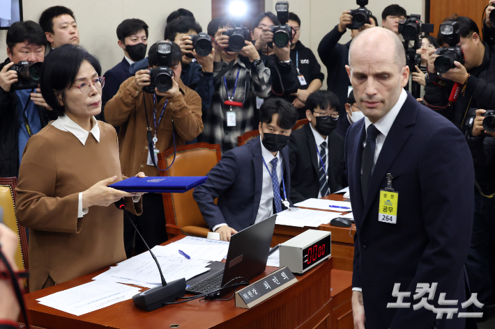 17일 서울 여의도 국회 과학기술정보방송통신위원회에서 열린 쿠팡 침해사고 관련 청문회에서 해롤드 로저스 쿠팡 대표이사가 증인선서를 하고 최민희 위원장에게 선서문을 전달하고 돌아서고 있다. 윤창원 기자