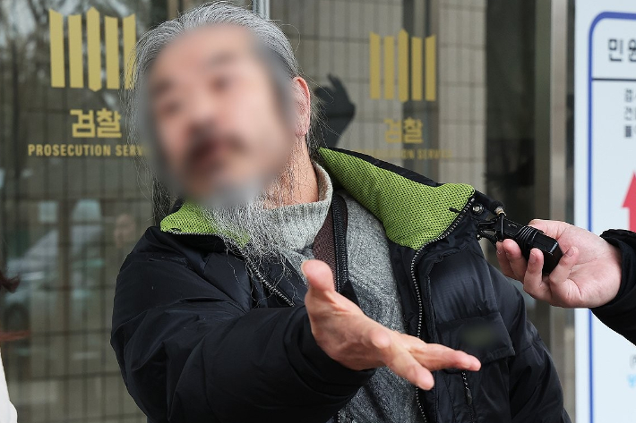 야간외출 제한 명령을 어기고 집을 나섰다 적발돼 전자장치 부착 등에 관한 법률 위반 혐의로 불구속 기소된 아동 성범죄자 조두순이 11일 오전 경기도 안산시 수원지방법원 안산지원에서 열린 첫 공판을 마치고 나오며 취재진 질문에 답하고 있다. 연합뉴스