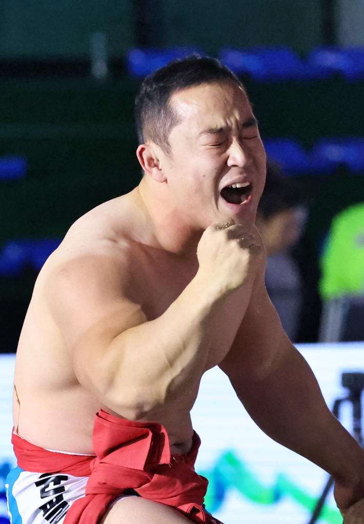 윤필재는 17일 경상북도 문경시에서 열린 '위더스제약 2025 민속씨름 문경오미자장사씨름대회' 태백장사(80㎏ 이하) 결정전에서 승리한 뒤 포효하고 있다. 대한씨름협회 