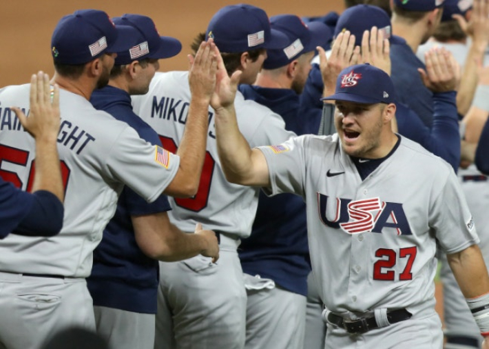 WBC 미국 주장 마이크 트라웃이 지난 2023년 3월 19일(한국시각) 베네수엘라를 꺾고 준결승 진출을 확정한 뒤 동료들과 하이파이브를 하고 있다. 연합뉴스