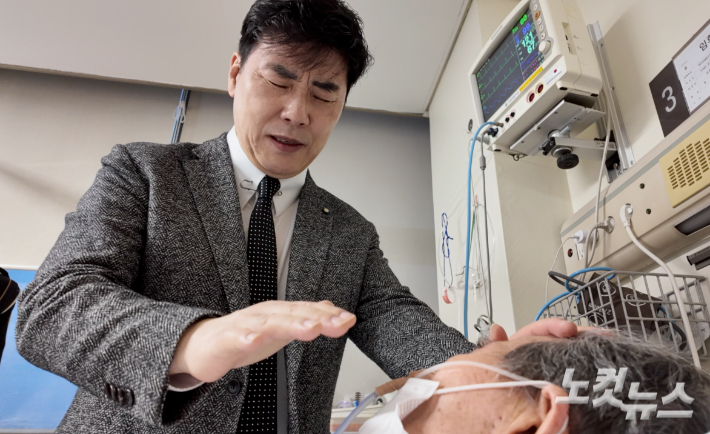 이번 다큐멘터리는 1980~90년대 '사랑이 다른 사랑으로 잊혀지네', '토요일은 밤이 좋아', '당신만이' 등 히트곡으로 사랑받았던 가수 김종찬이 화려한 무대를 내려놓고 목회자의 길에 서기까지의 인생 여정을 담았다.