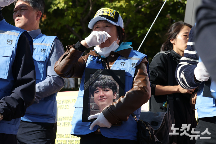 12.29 무안공항 제주항공 여객기 참사 유가족들이 서울 용산구 대통령실로 영정 사진을 들고 행진하고 있다. 류영주 기자