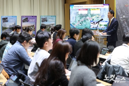 오세훈 서울시장이 18일 오전 서울 중구 서울시청 대회의실에서 기자간담회를 열고 내부순환로와 북부간선도로를 지하화하고 지상 차로 확대 및 주변 지역 정비를 골자로 하는 