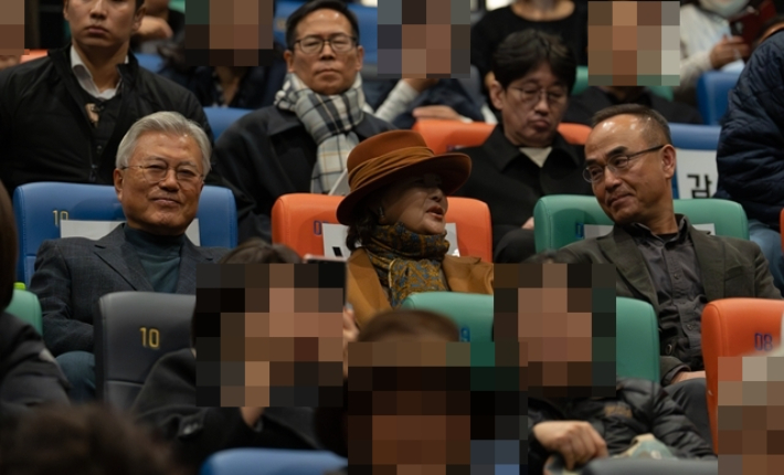 지난 16일 경상남도 양산에서 열린 영화 '1980 사북' 상영회에 참석한 문재인 전 대통령 부부. ㈜엣나인필름 제공