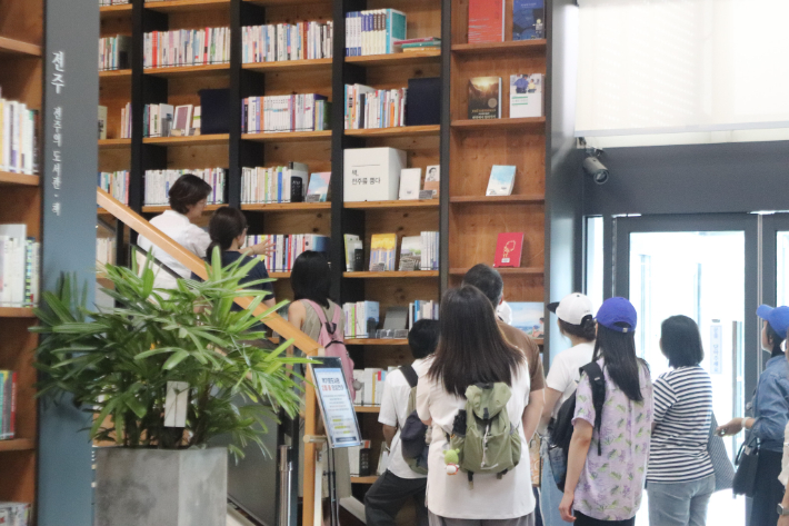 전주 도서관여행 참여자들이 전주시청 내 책기둥도서관을 둘러보고 있다. 전주시 제공