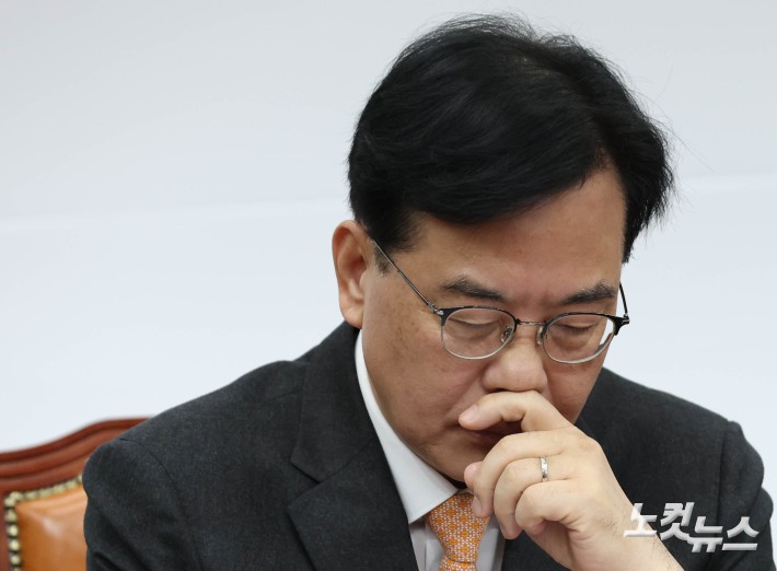 생각에 잠긴 송언석 원내대표