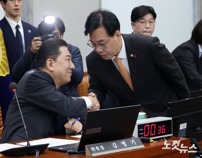 인사하는 김병기-송언석