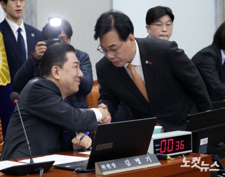 인사하는 김병기-송언석