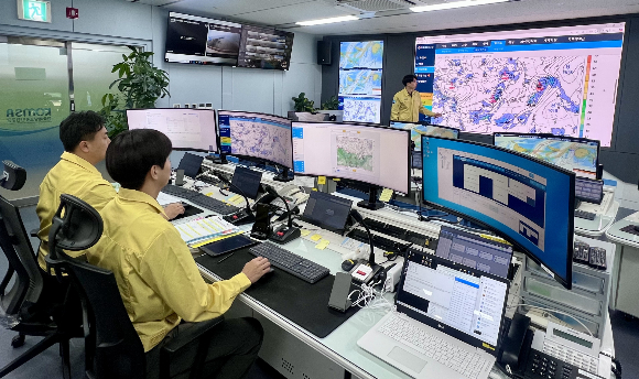 한국해양교통안전공단(KOMSA) 운항상황센터에서 운항관리자가 연안여객선 안전운항관리를 위해 기상정보 등을 모니터링 하고 있다. 해양교통안전공단 제공