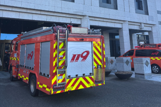 경기 성남 분당구 정자동에 위치한 KT 사옥에 소방차가 출동한 모습. 독자 제공