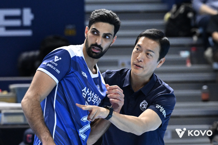 도산지에게 지시 내리는 김상우 감독. 한국배구연맹