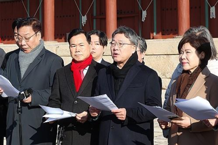 국민의힘 소속 국회 문화체육관광위원회 위원들이 '세계유산의 보존ㆍ관리 및 활용에 관한 특별법'('세계유산법') 시행령과 관련해 18일 서울 종묘를 방문, 입장을 발표하고 있다. 왼쪽부터 정연욱, 김승수, 박정하, 조은희 위원. 연합뉴스