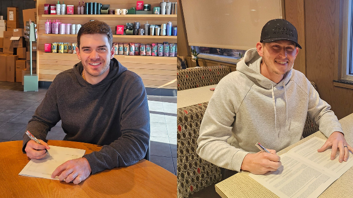 잭 로그(왼쪽)와 크리스 플랙센이 계약서에 서명하며 기념 촬영하고 있다. 두산 베어스 